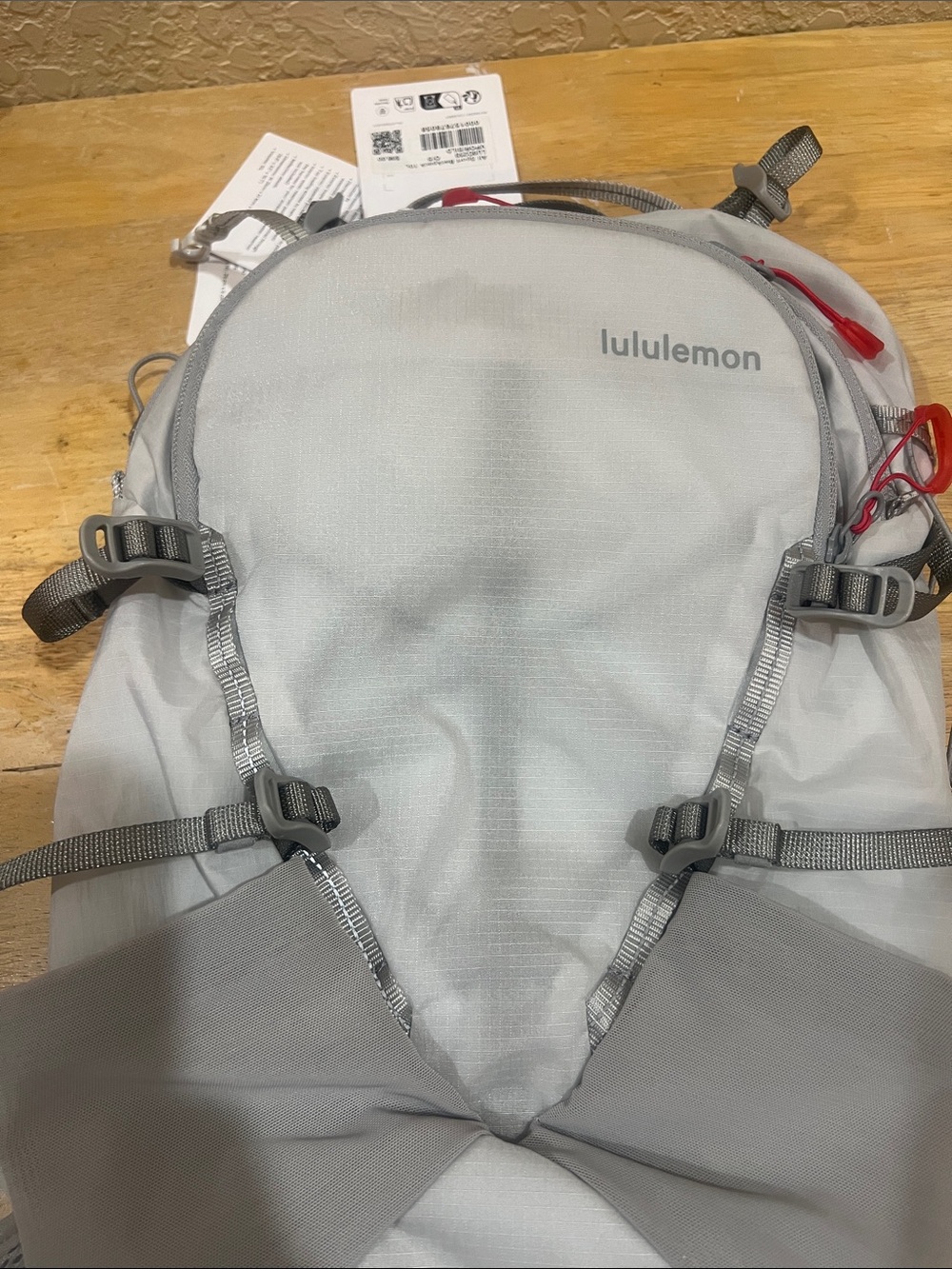 lululemon athletica Light Gray Men’s Hydration Backpack with Red Pull Tabs 10L - Picture 4 of 8